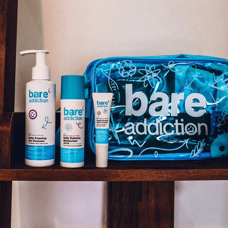 Bare Addiction Necessity Set, un ensemble de produits et d'accessoires dans une trousse de maquillage