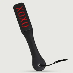 Domme Series Padea dublu strat din piele artificială cu decupaj XOXO - negru