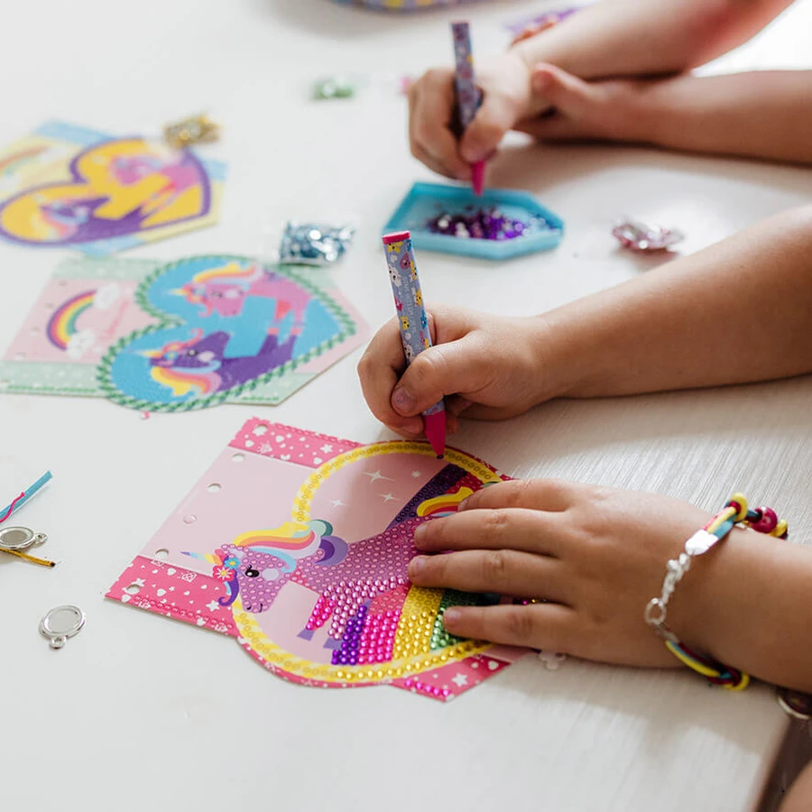 2 in 1 creative studio with unicorns, diamond painting and bracelets