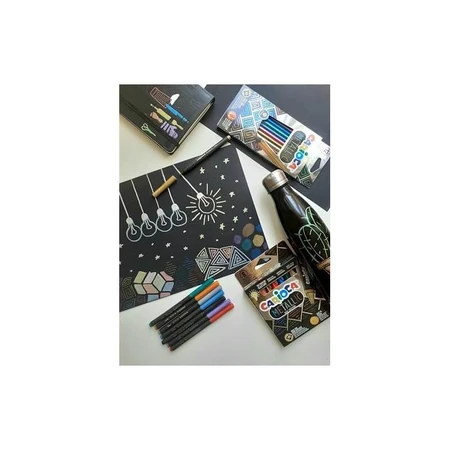 Carioca Metallic Creator – 4 Bögen schwarzer Karton, 8 Metallic-Stifte mit feiner Spitze, 2 Deckkfarben, 2 Tuben Glitzerkleber und 1 Schere