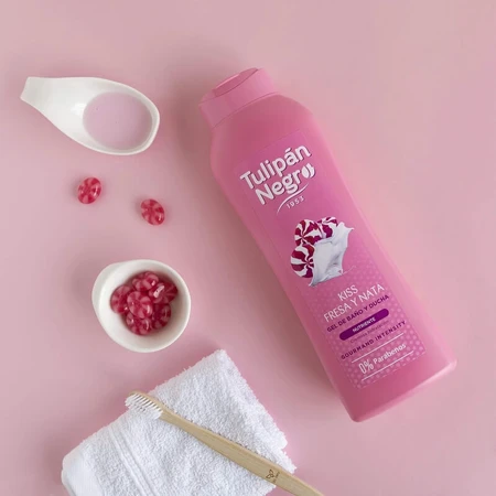Tulipan negru Gourmand intensity căpșuni &amp; smântână - gel de baie hidratant 650 ml