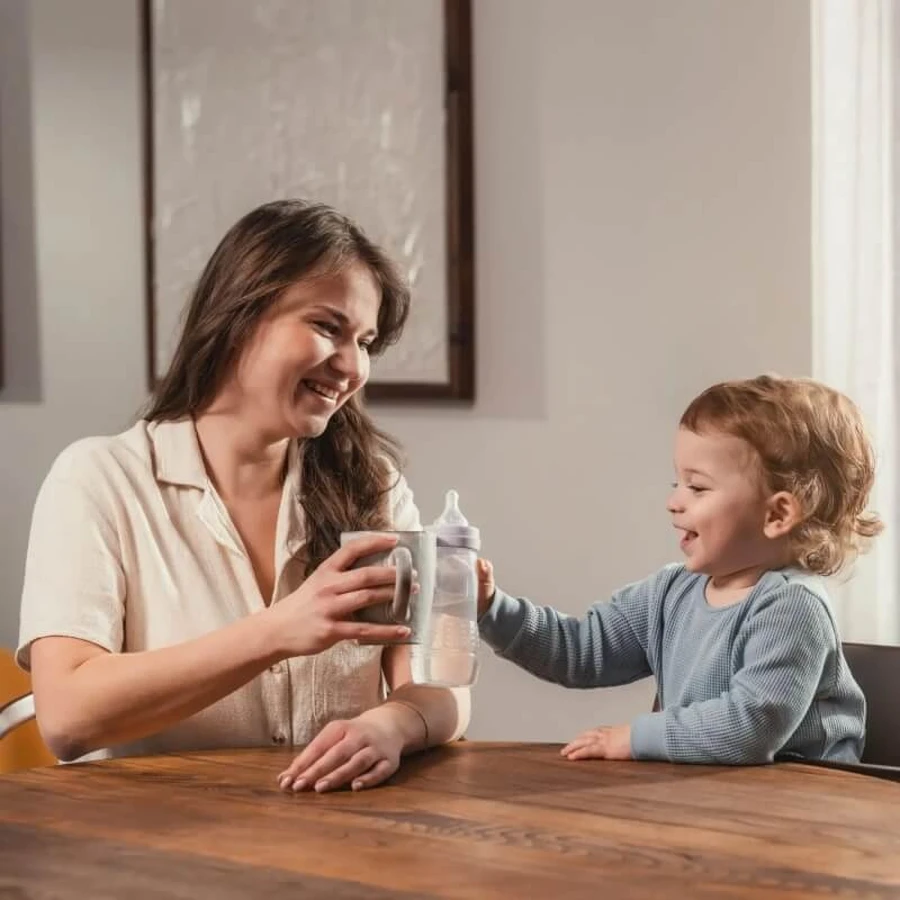 Biberón Mam Easy Active: biberón de 330 ml con tetina de silicona, con diseños variados para niños